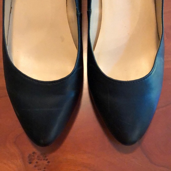 Liz Claiborne Black Pumps - Picture 3 of 6